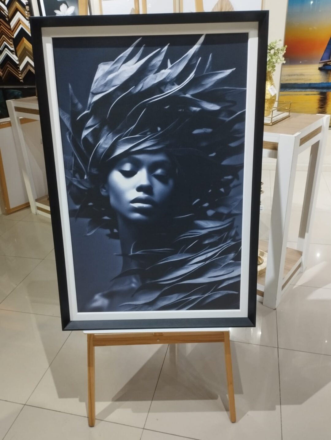 Quadro Mulher com Folhas