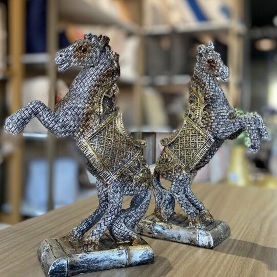 Cavalo decorativo preto com ouro