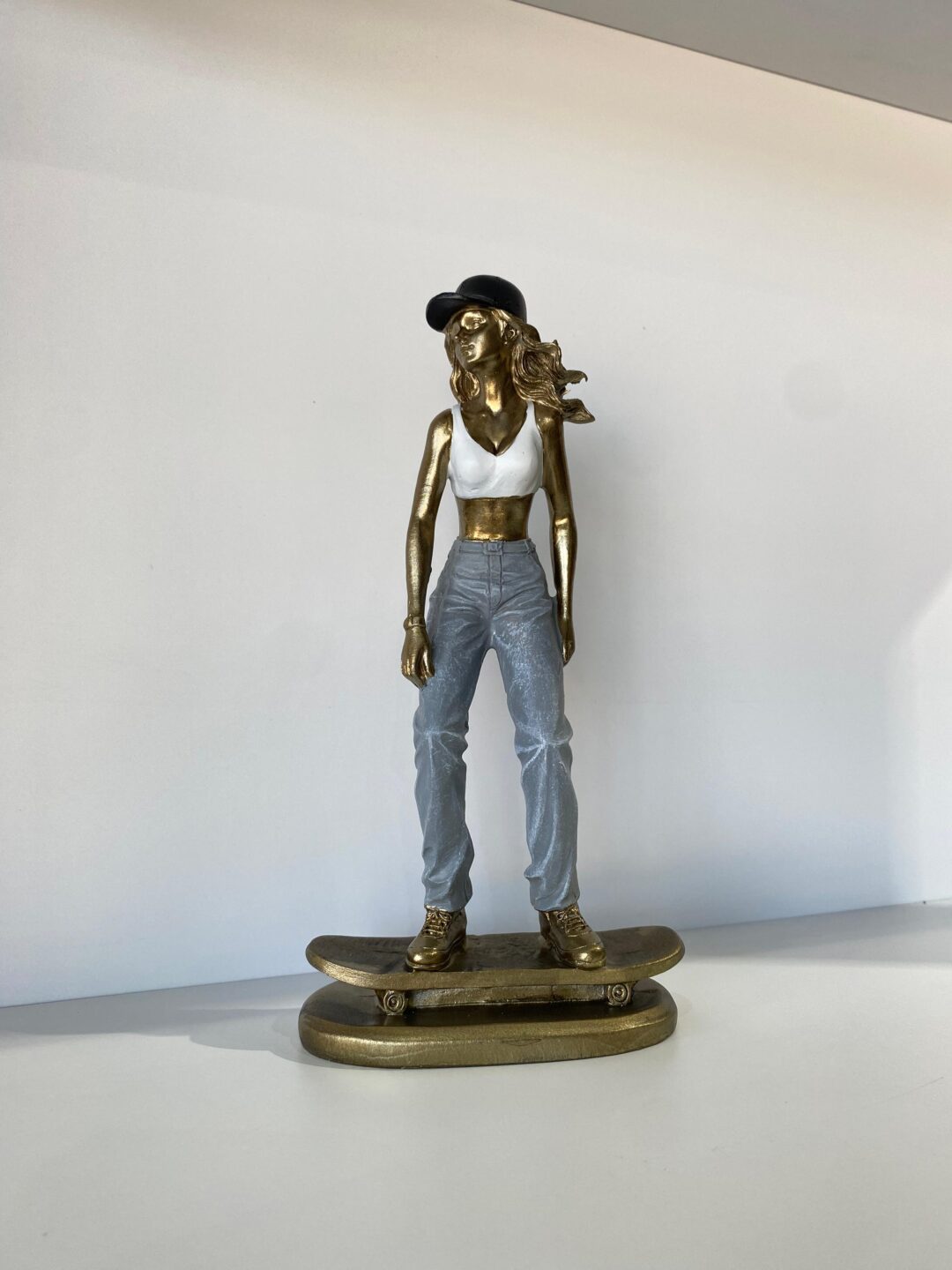 Estatueta garota skatista