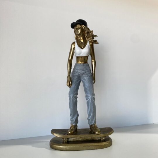 Estatueta garota skatista