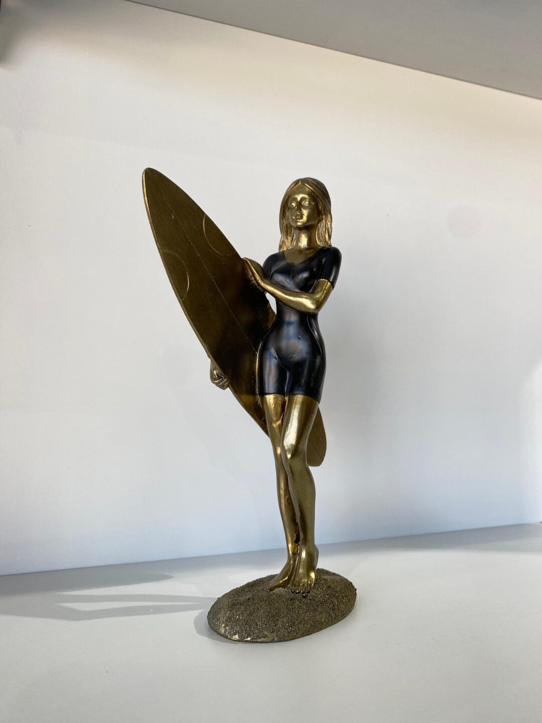 Estatueta garota surfista
