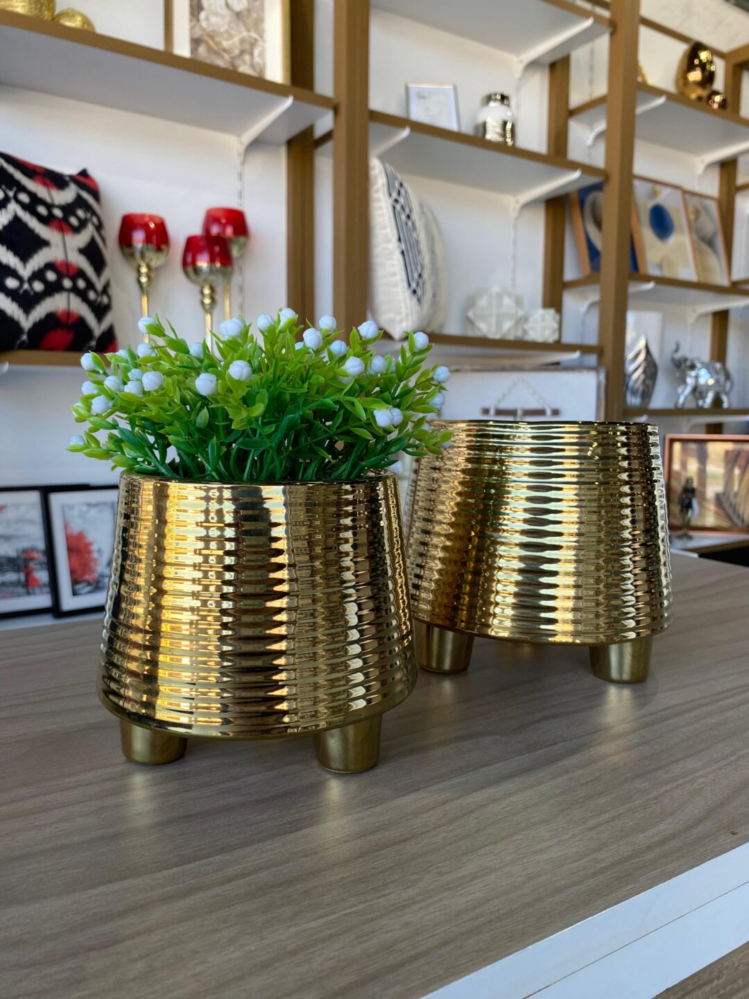 Cachepô dourado canelado