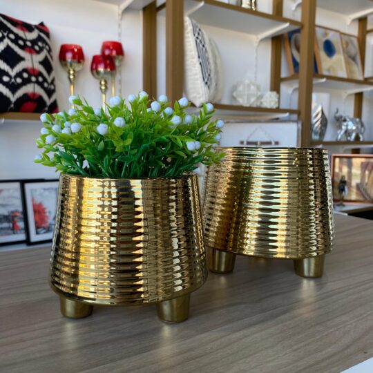 Cachepô dourado canelado