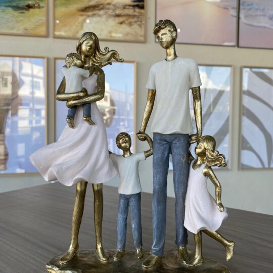 Estatueta resina família dourada