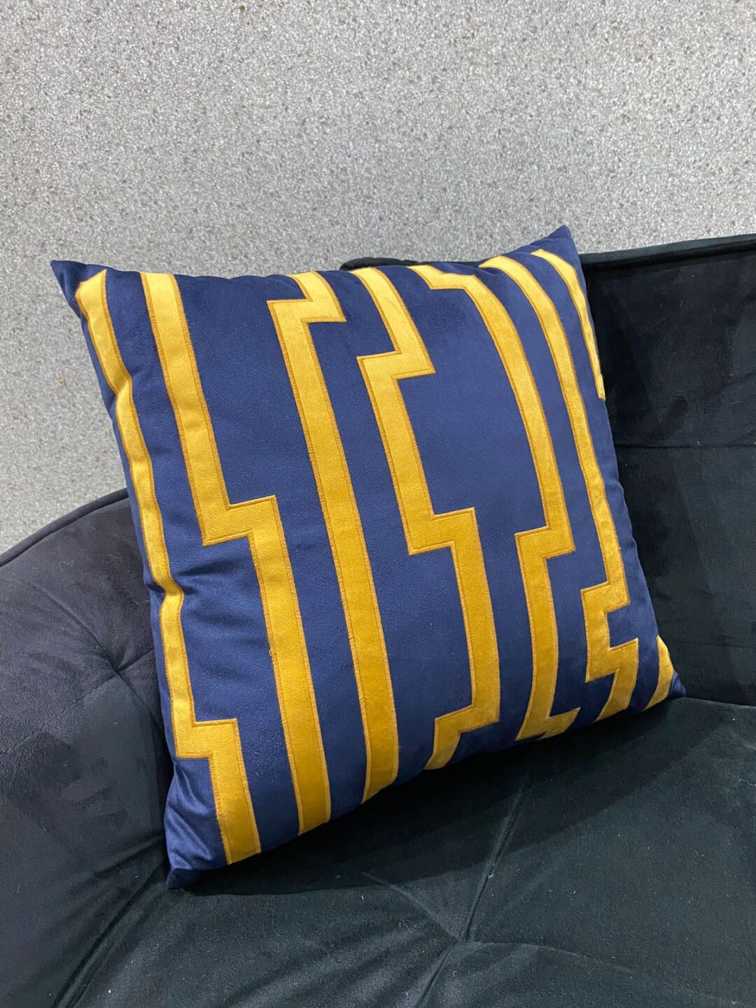 Almofada azul e dourado veludo
