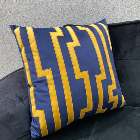 Almofada azul e dourado veludo
