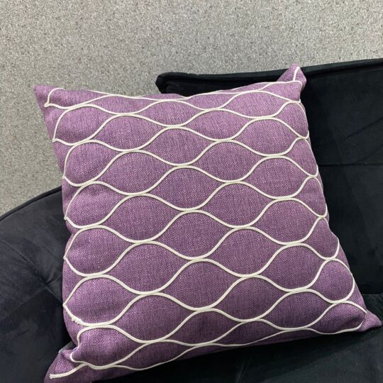 Almofada lilás bordada