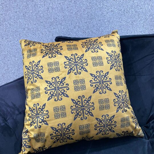 Almofada mostarda com preto