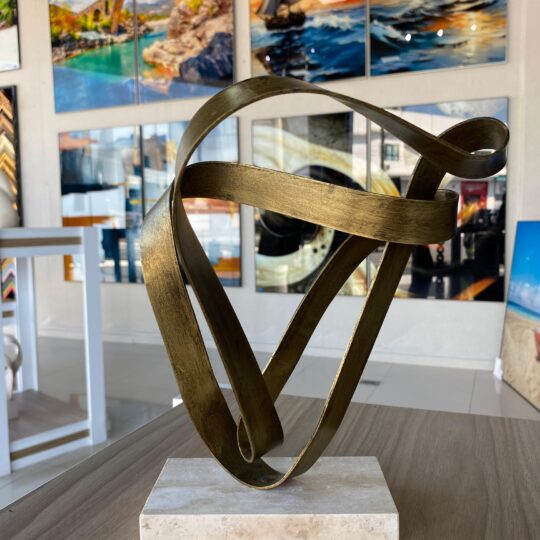 Escultura em Metal e Pedra