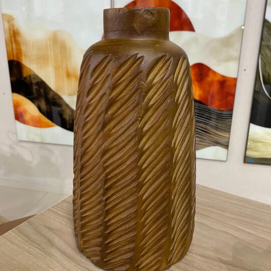 Vaso decorativo em madeira esculpida